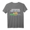 Faultierdruck Motivation wird geladen T-Shirt für Damen  Lustiges Schlaf-Design für Morgenmuffel & Nachteulen