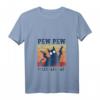 Damen Cat Pew Pew Maddafakas Lustiges Katzen T-Shirt mit Pistole - Humorvolles Geschenk für Katzenliebhaber, Freunde & Familie