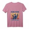 Damen Cat Pew Pew Maddafakas Lustiges Katzen T-Shirt mit Pistole - Humorvolles Geschenk für Katzenliebhaber, Freunde & Familie