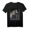 Frau und grauer Wolf im dunklen Wald mit Mond - Gothic Fantasy T-Shirt für Tier- und Wolfliebhaber