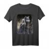 Frau und grauer Wolf im dunklen Wald mit Mond - Gothic Fantasy T-Shirt für Tier- und Wolfliebhaber