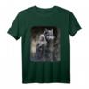 Frau und grauer Wolf im dunklen Wald mit Mond - Gothic Fantasy T-Shirt für Tier- und Wolfliebhaber