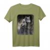 Frau und grauer Wolf im dunklen Wald mit Mond - Gothic Fantasy T-Shirt für Tier- und Wolfliebhaber