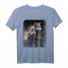 Frau und grauer Wolf im dunklen Wald mit Mond - Gothic Fantasy T-Shirt für Tier- und Wolfliebhaber