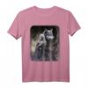 Frau und grauer Wolf im dunklen Wald mit Mond - Gothic Fantasy T-Shirt für Tier- und Wolfliebhaber