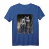 Frau und grauer Wolf im dunklen Wald mit Mond - Gothic Fantasy T-Shirt für Tier- und Wolfliebhaber