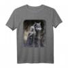 Frau und grauer Wolf im dunklen Wald mit Mond - Gothic Fantasy T-Shirt für Tier- und Wolfliebhaber