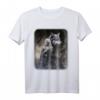 Frau und grauer Wolf im dunklen Wald mit Mond - Gothic Fantasy T-Shirt für Tier- und Wolfliebhaber