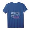 Damen Sekt T-Shirt - Lustiges Spruchshirt mit V-Ausschnitt für Geburtstage, Junggesellenabschiede & Sektliebhaberinnen