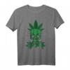 Totenkopf mit Hanf Blättern - Kiffer- und Stoner-T-Shirt für Weed Fans und Cannabis-Enthusiasten