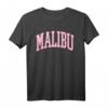 Preppy Varsity Pink Malibu California T-Shirt für Frauen und Teen Girls - Retro Y2K Style & Trendiges Fashion-Design