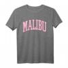 Preppy Varsity Pink Malibu California T-Shirt für Frauen und Teen Girls - Retro Y2K Style & Trendiges Fashion-Design