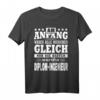 Am Anfang Waren Alle Menschen Gleich Diplom-Ingenieur T-Shirt  Lustiges Spruch-Shirt für Ingenieure, Absolventen & Abschlussfeier
