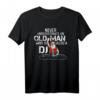 Never Underestimate An Old Man Who Is Also A DJ T-Shirt - Lustiges Geschenk für DJ, Musikliebhaber, Vater und Großvater zu Weihnachten, Geburtstag oder Anlass