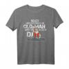 Never Underestimate An Old Man Who Is Also A DJ T-Shirt - Lustiges Geschenk für DJ, Musikliebhaber, Vater und Großvater zu Weihnachten, Geburtstag oder Anlass