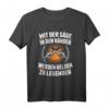 Mit der Säge in den Händen Werden Helden zu Legenden - Holz T-Shirt für Holzarbeiter, Waldarbeiter & Holzfreunde als Geschenk