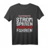 Strom Sparen Verbrenner Fahren Dieselfahrer LKW - Lustiges KFZ T-Shirt für Auto Fans, Mechaniker & Umweltbewusste