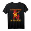 Feuerwehrmann im Training T-Shirt für Kinder Jungen  Lustiges Feuerwehr Geschenk für Geburtstag, Weihnachten, Fasching & Karneval