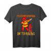 Feuerwehrmann im Training T-Shirt für Kinder Jungen  Lustiges Feuerwehr Geschenk für Geburtstag, Weihnachten, Fasching & Karneval