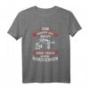 Lustiges Feuerwehr T-Shirt - WIR BRAUCHEN KEIN NAVI, UNSERE KUNDEN GEBEN RAUCHZEICHEN, Perfektes Geschenk für Feuerwehrleute