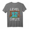 Level 12 Complete Gaming T-Shirt zum 12. Geburtstag für Jungen - Perfektes Geschenk für Videospiel-Zocker, Bergbauer und Abenteurer