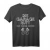 Die Garage ruft T-Shirt - Lustiges Mechaniker Schrauber Tuning Kolben Motiv für Autofreaks & KFZ-Profis als Geschenkidee