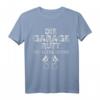 Die Garage ruft T-Shirt - Lustiges Mechaniker Schrauber Tuning Kolben Motiv für Autofreaks & KFZ-Profis als Geschenkidee