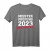 Meisterprüfung 2023 bestanden Handwerk T-Shirt  Klassisch geschnitten, doppelt genähter Saum, perfekt für frischgebackene Meister