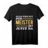 Der Meister ist jetzt da - Lustiges Handwerksmeister Geschenk T-Shirt für erfolgreiche Handwerker & Meisterprüfung Feier