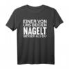Einer von uns beiden nagelt besser als du  Lustiges Dachdecker Spruch T-Shirt für Handwerker & Dachdecker bei der Arbeit