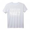 Einer von uns beiden nagelt besser als du  Lustiges Dachdecker Spruch T-Shirt für Handwerker & Dachdecker bei der Arbeit