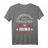 Vorsicht Vor Dem Frauchen Der Hund Ist Harmlos T-Shirt - Lustiges Hundemotiv für Hunde- und Haustierliebhaber