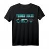 Lustiges 'Thinks I Hate' Programmierer & Gamer T-Shirt  Perfektes Geschenk für Nerds, Informatiker & Studenten zu Geburtstag & Weihnachten