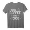 Lustiges Developer T-Shirt mit Spruch 'I turn Coffee into Code'  Perfektes Geschenk für Software Entwickler, Programmierer, Nerds und IT-Profis