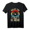 Relax The DJ Is Here T-Shirt - Perfektes Geschenk für Discjockeys, Vinyl-Liebhaber & Musikfans für Geburtstag, Jubiläum & Partys