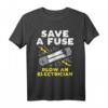 Save A Fuse Blow An Electrician Lustiges Humor T-Shirt für Elektriker, Linemen & Ingenieure  Perfektes Geschenk für Geburtstag, Vatertag & Weihnachten
