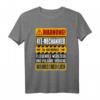 Lustiges KFZ-Mechaniker T-Shirt mit Warnschild  Perfektes Geschenk für Mechaniker, Geburtstag & Weihnachten im Vintage Style