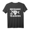 Mechaniker im Training lustiges Automechaniker-Kinder T-Shirt  Perfektes Geschenk für kleine Autoliebhaber zu Geburtstag & Weihnachten