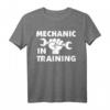 Mechaniker im Training lustiges Automechaniker-Kinder T-Shirt  Perfektes Geschenk für kleine Autoliebhaber zu Geburtstag & Weihnachten