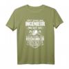 Schrauber Mechaniker T-Shirt: Lustiges Ingenieursfehler Ausbessern Shirt mit Helm, Schraubenschlüsseln, Zündkerzen & Zahnrädern  Perfektes Geschenk für Mechaniker, Ingenieure & Technikfans