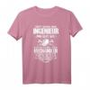Schrauber Mechaniker T-Shirt: Lustiges Ingenieursfehler Ausbessern Shirt mit Helm, Schraubenschlüsseln, Zündkerzen & Zahnrädern  Perfektes Geschenk für Mechaniker, Ingenieure & Technikfans