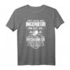 Schrauber Mechaniker T-Shirt: Lustiges Ingenieursfehler Ausbessern Shirt mit Helm, Schraubenschlüsseln, Zündkerzen & Zahnrädern  Perfektes Geschenk für Mechaniker, Ingenieure & Technikfans