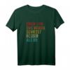 Einer von uns Beiden schiesst besser als du Schießsport T-Shirt  Lustiges Geschenk für Sportschützen, Jäger & Bogenschützen zu Weihnachten & Vatertag