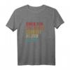 Einer von uns Beiden schiesst besser als du Schießsport T-Shirt  Lustiges Geschenk für Sportschützen, Jäger & Bogenschützen zu Weihnachten & Vatertag