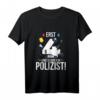 Kinder 4. Geburtstag Junge Geschenk T-Shirt - Lustiges Polizei Motiv mit Feuerwehrauto & Abzeichen für Geburtstag & Party