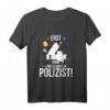 Kinder 4. Geburtstag Junge Geschenk T-Shirt - Lustiges Polizei Motiv mit Feuerwehrauto & Abzeichen für Geburtstag & Party