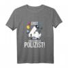 Kinder 4. Geburtstag Junge Geschenk T-Shirt - Lustiges Polizei Motiv mit Feuerwehrauto & Abzeichen für Geburtstag & Party