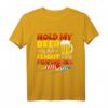 Hold My Beer While I Light My Fireworks - Lustiges Pyrotechnik T-Shirt für Feuerwerksfans und Pyrotechniker als Silvester-Geschenk
