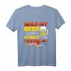 Hold My Beer While I Light My Fireworks - Lustiges Pyrotechnik T-Shirt für Feuerwerksfans und Pyrotechniker als Silvester-Geschenk