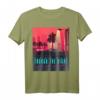 Synthwave Retro Car T-Shirt mit Palmen Outrun Aesthetic - Perfekte Geschenkidee für Musik- und Retro-Fans im 80er/90er Stil